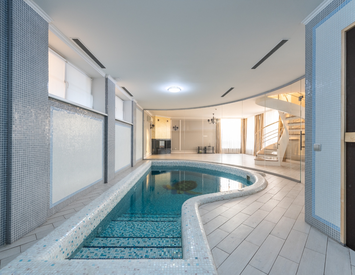 Außenansicht in der Immobilienfotografie. Ein graues schönes aus Holz gebautes Haus im schwedischen Stil