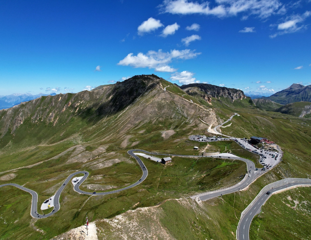 Luftbild - Großglockner in Österreich mit Weitsicht Panorama